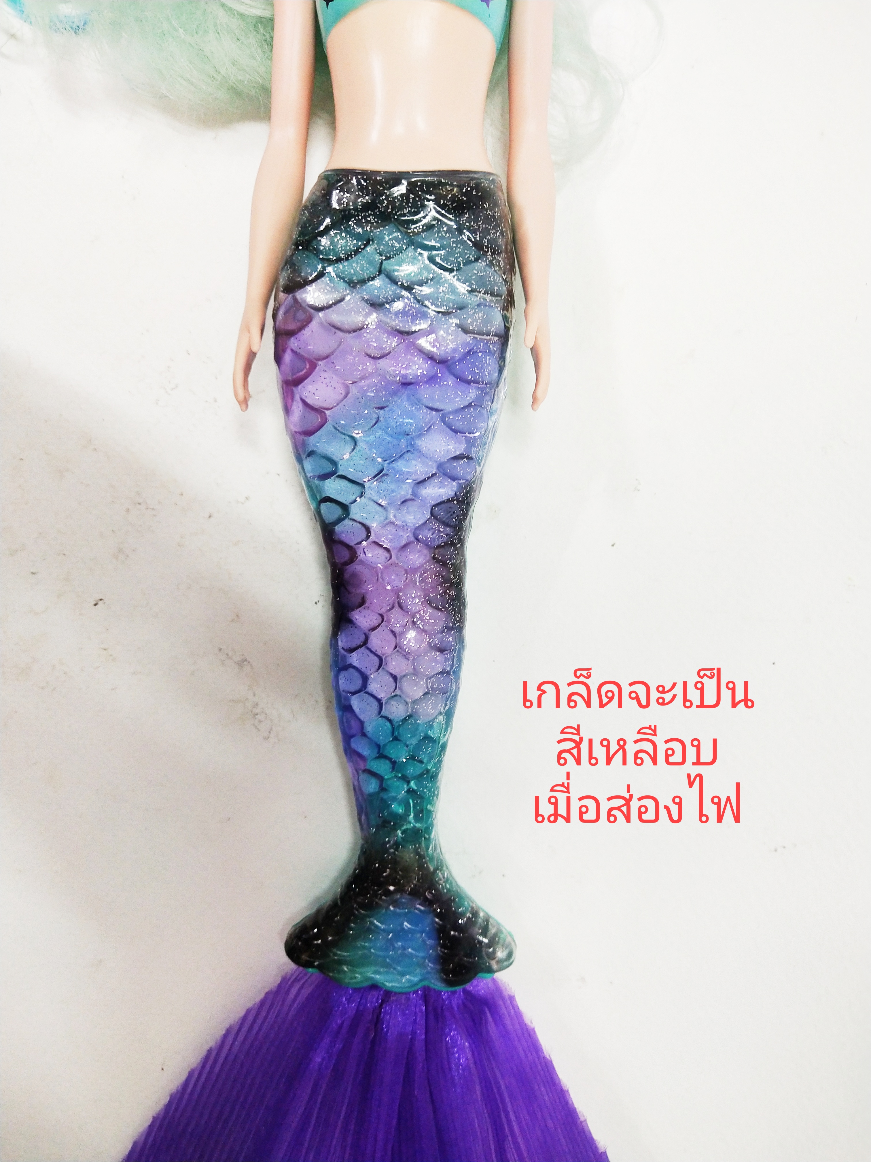 ตุ๊กตาบาร์บี้นางเงือกเปลี่ยนสี รุ่น Mattel Barbie Color Reveal Mermaid, สามารถเปลี่ยนหางกับหางของตัวอื่นๆใน Collection เดียวกันได้, บริเวณหน้าผากและเหลือคิ้วและสันจมูกเมื่อโดนน้ำเย็นจะเป็นลายตามภาพ , บริเวณผมตรงสีเข้มเมื่อโดนน้ำเย็นจะกลายเป็นสีม่วง