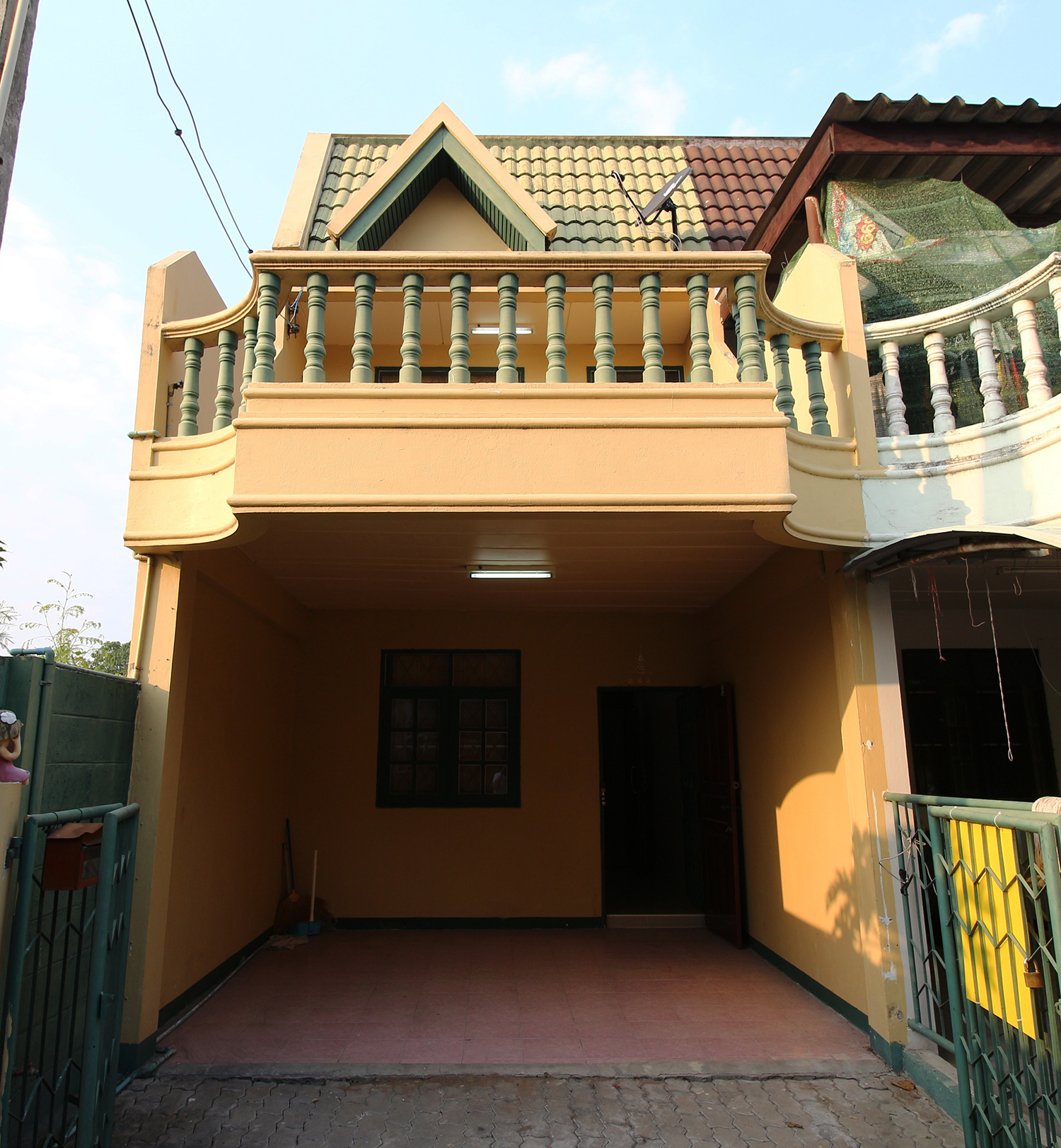 ทาวน์เฮ้าส์ 2 ชั้นใกล้โรบินสันสภาพดีราคาถูก