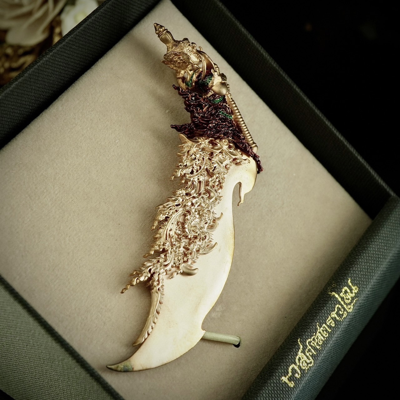 เครื่องรางมงคลศิลป์ “เวสศาสตราวุโณ” รหัส7.1 เนื้อบรอนซ์นอกชุบพิงค์โกลด์ลงยา ขนาดความยาว 9 เซนติเมตร