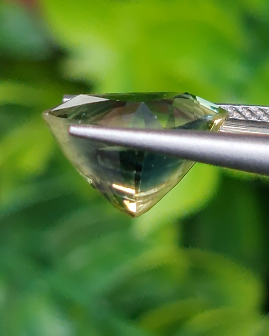 พลอย แซฟไฟร์ 2 สี Bi-Color Sapphire 5.19 กะรัต (Cts.) พลอยแท้ อัญมณีมงคลประจําวันเกิด เครื่องประดับพลอย