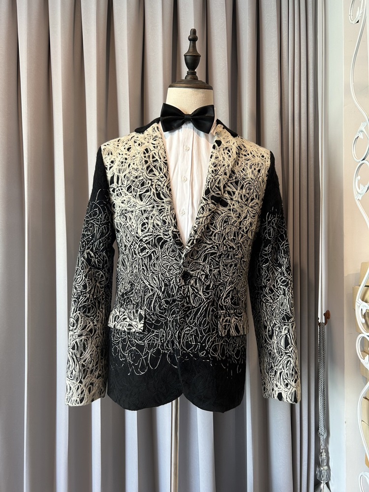 เช่า เสื้อสูทชาย สีขาวดำ ปักลายกราฟฟิก กางเกงสแลคดำ