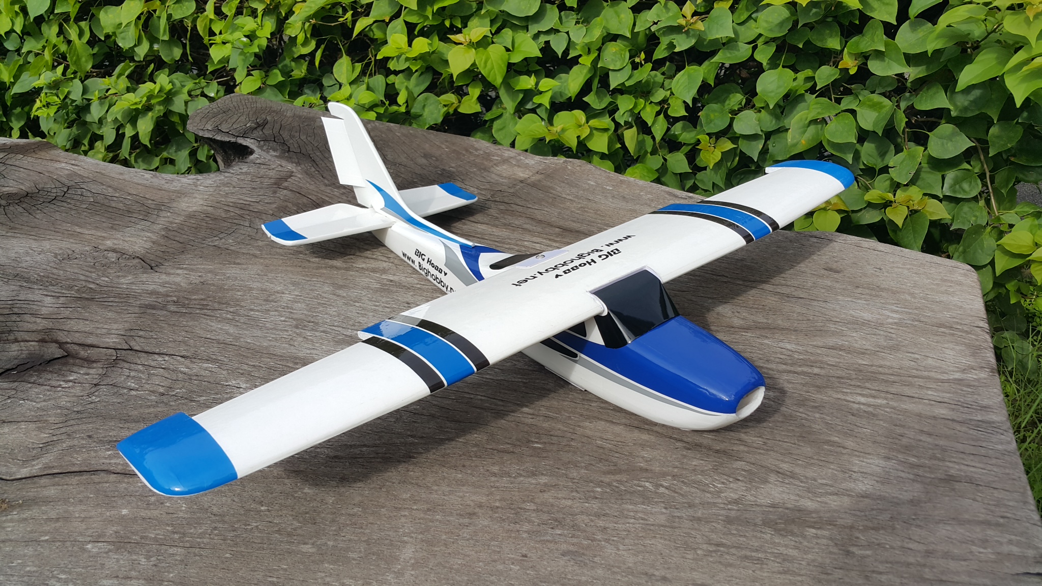 เครื่องบินโฟมไฟฟ้ารุ่น Cessna จิ๋ว ปีกยาว 75 cm.สีขาวน้ำเงิน (จำหน่ายเฉพาะหน้าร้านเท่านั้น) Minicessna