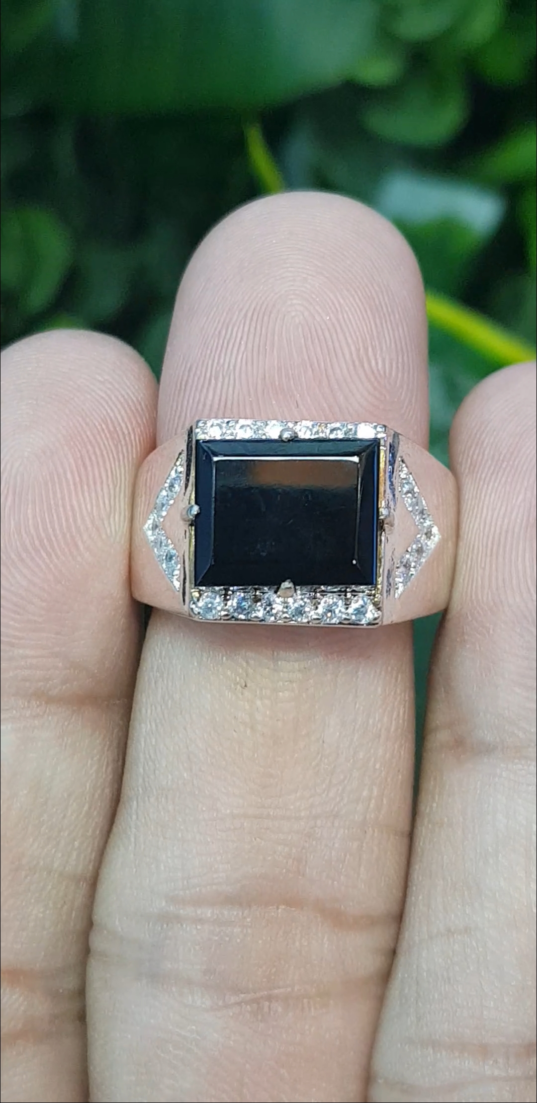 หยก พม่า แท้ Jade แหวนหยก หยกส่องเขียว (ฺBlack jadeite) ดิบ (Size) 58 ไม่ผ่านการปรับปรุง (Type A) พม่า (Myanmar)