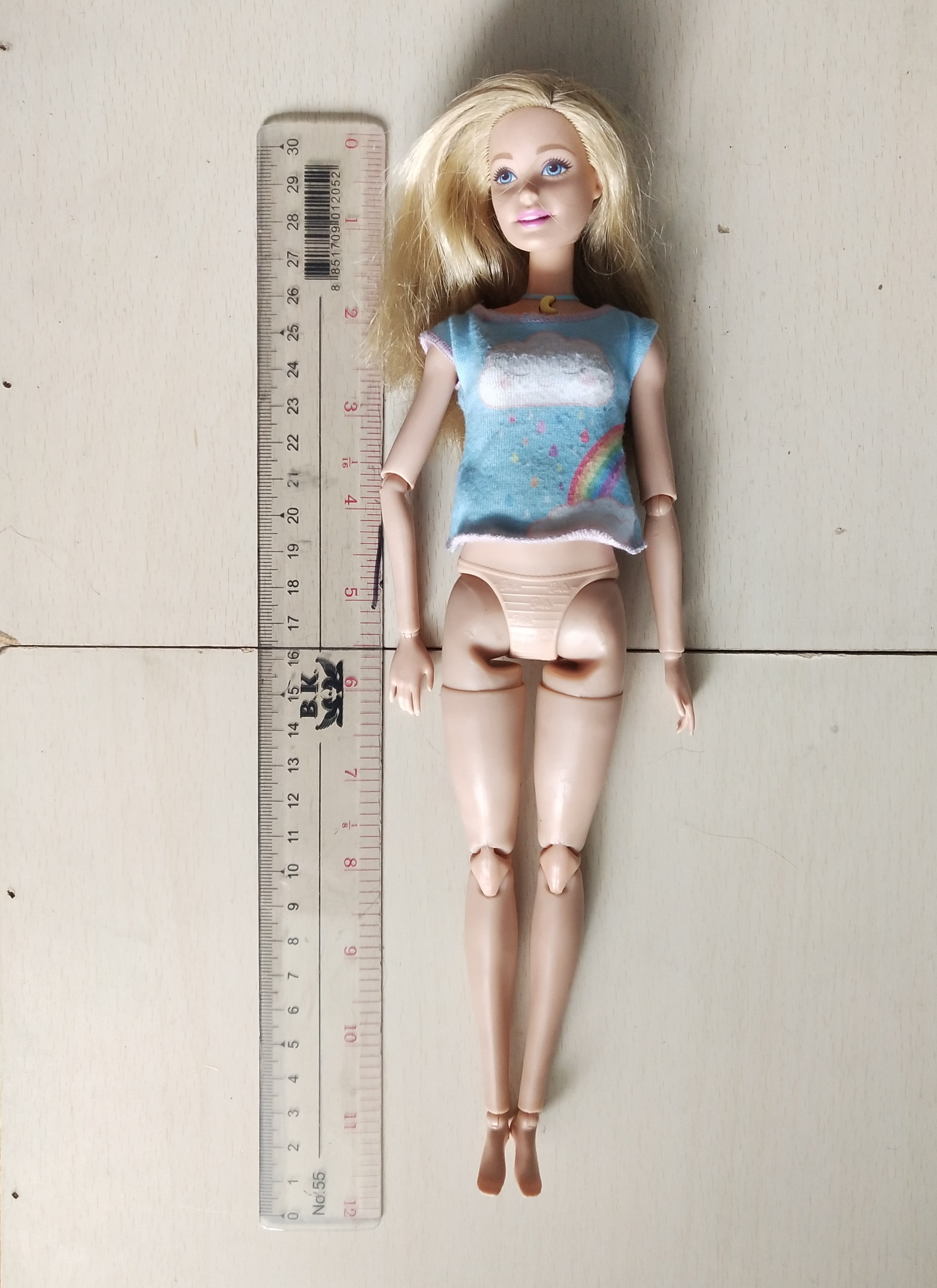 มีหลายภาพ คอมีรอยบิ่นเล็กน้อย แต่ไม่ทำให้คอโยกหรือหลวม ตามภาพ,ไม่ส่งผลต่อการโยกคลอน -ไม่หลวม ปกติ,,ไม่รวมฐาน,ตุ๊กตาบาร์บี้รุ่นโยคะมีเครื่อง แต่ระบบไฟไม่ทำงาน made_to_move มี ข้อต่อทั้งตัว Mattel China 2019 ไม่มีส่วนหลวม