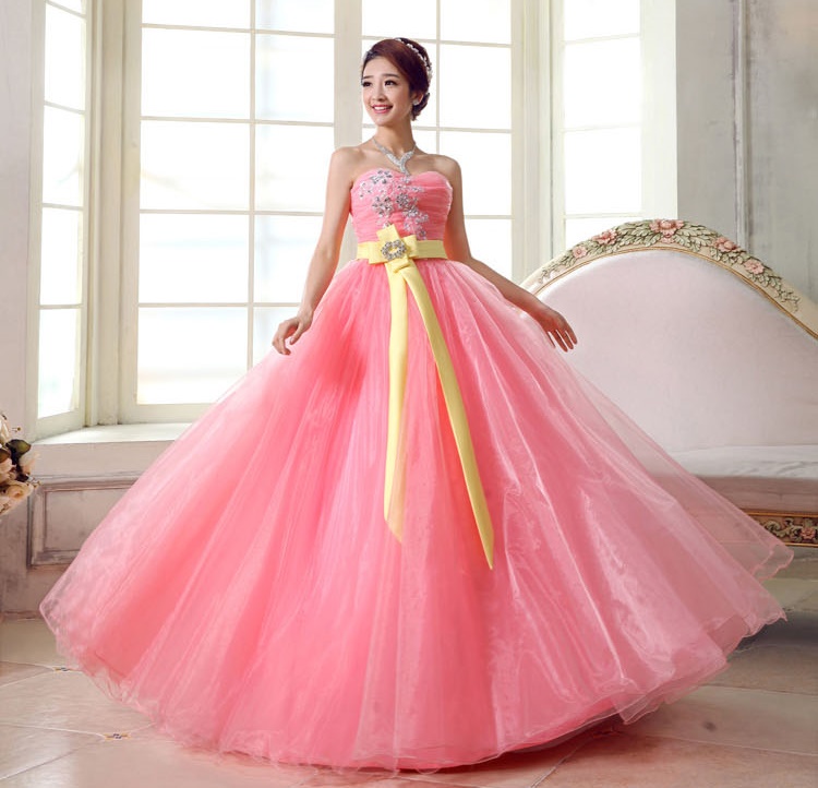 พร้อมเช่า ชุดแฟนซี ชุดราตรียาว สีโอรส เกาะอก ผูกโบว์คาดเอว กระโปรงพองสวย เชือกผูกหลัง