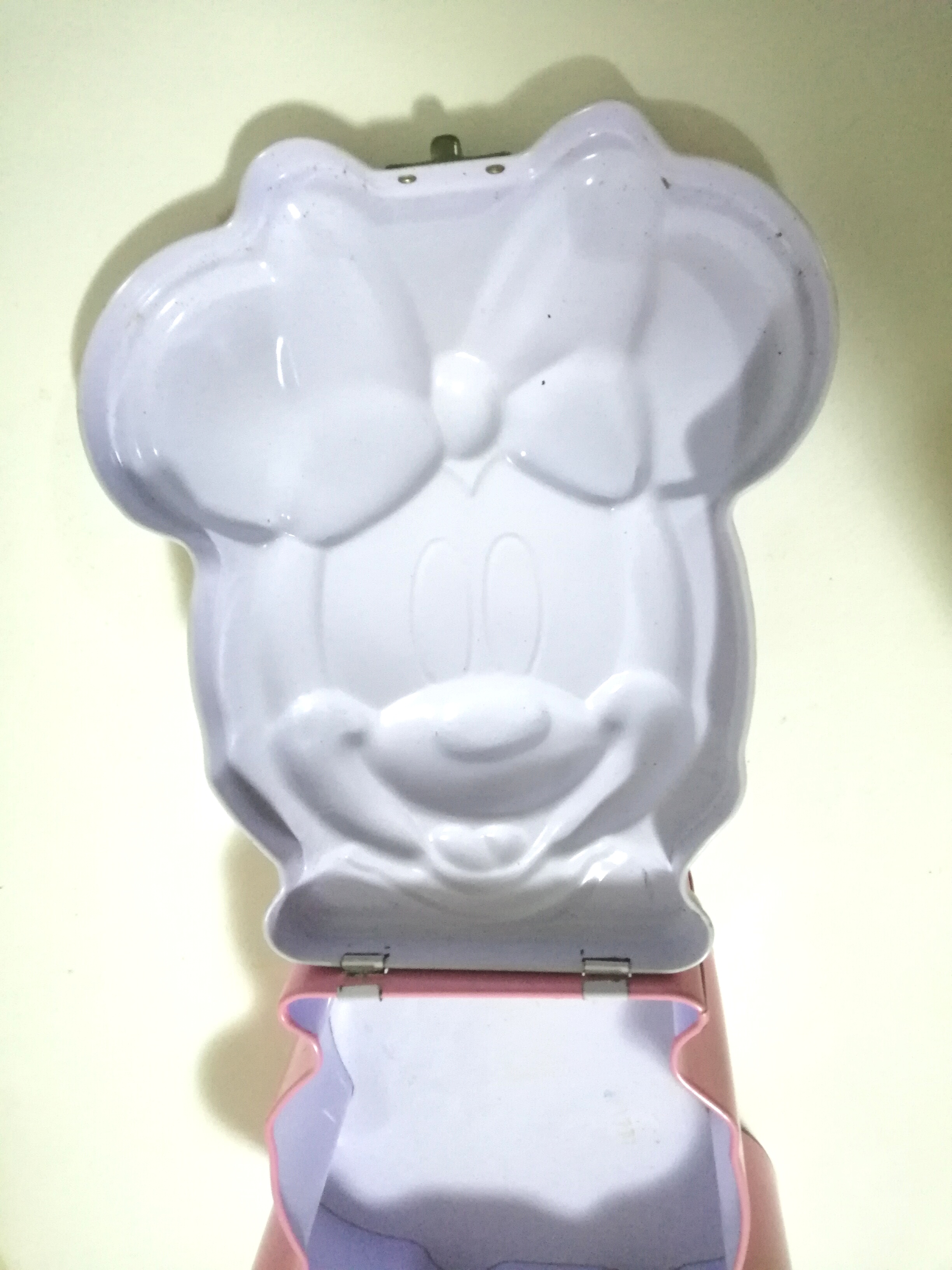 กล่องสังกะสีลาย มินนี่เมาส์ **ของเก่า มีตำหนิ โปรดตรวจสอบทุกภาพ, Minnie Mouse old metal box, see all pics for detail