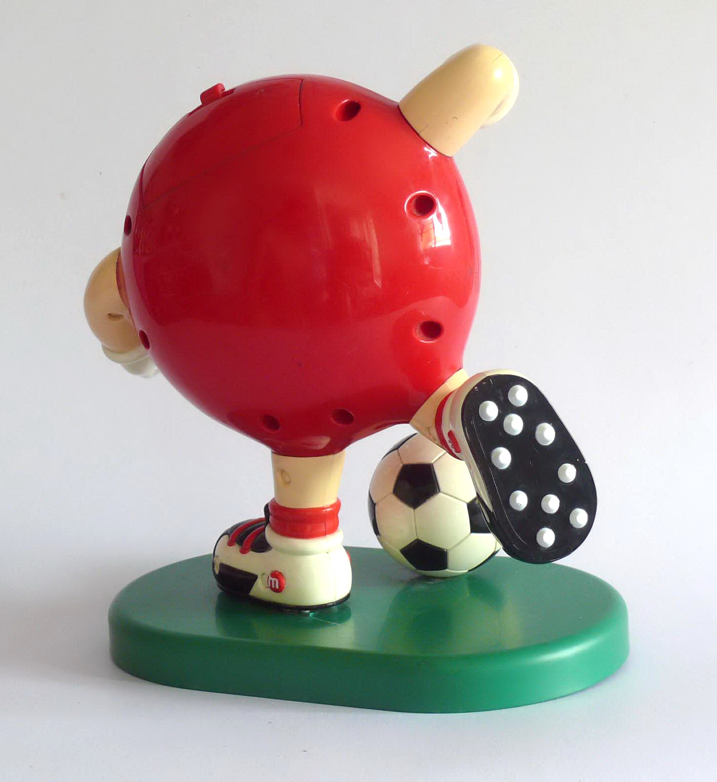 ขายของเก่า สะสม ตุ๊กตาใส่ขนม M&M เตะบอล ฐานแตก ซ่อมแล้ว ตามภาพ