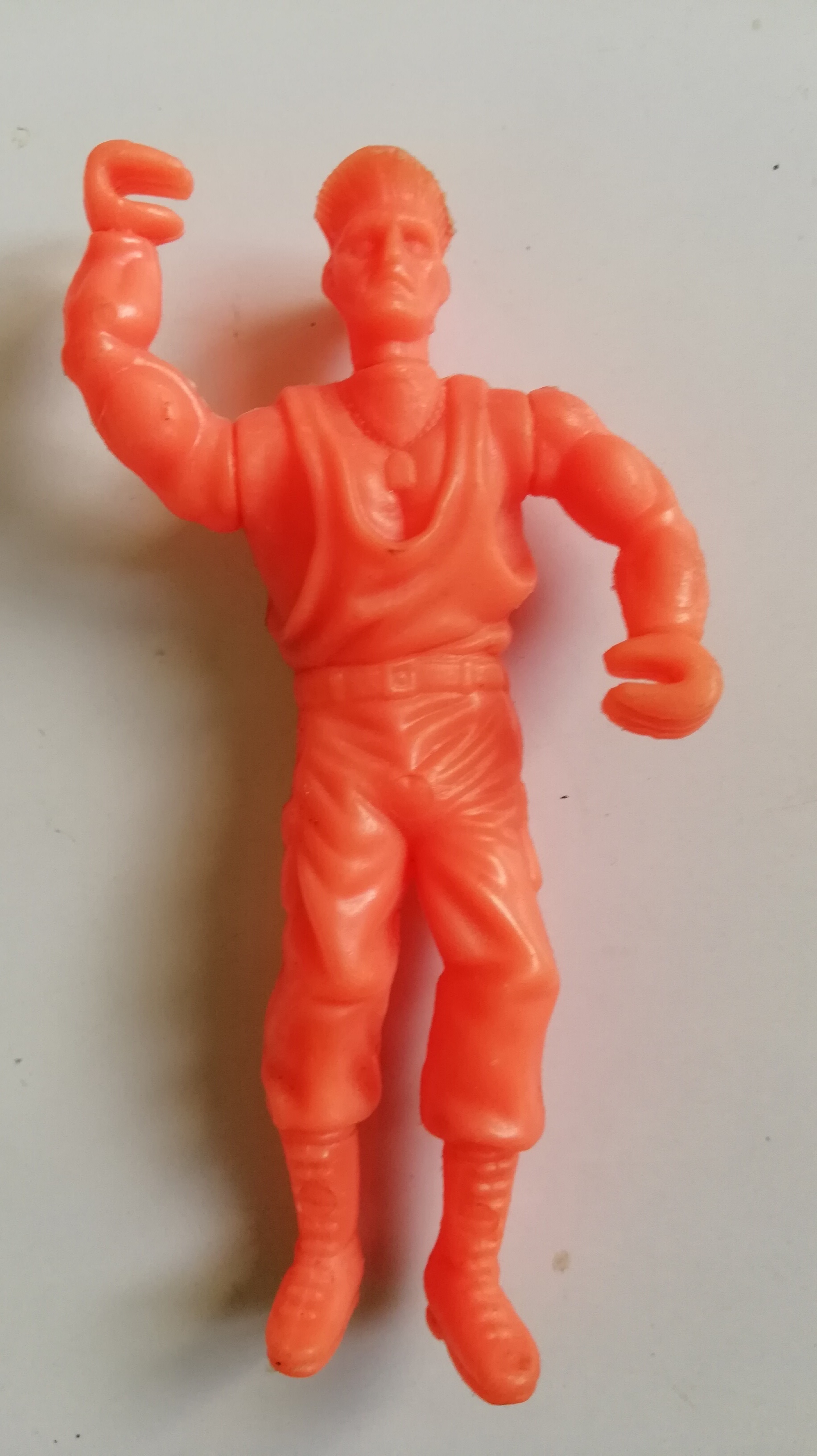 ของเล่น ของสะสม ตุ๊กตาพลาสติก 4 นิ้ว แถมขนมขบเคี้ยว ตัว กิล gill จาก สตรีท ไฟเตอร์ Street Fighter พลาสติกสีส้ม โพสท่าตายขยับไม่ได้ เก่าเก็บตามสภาพ