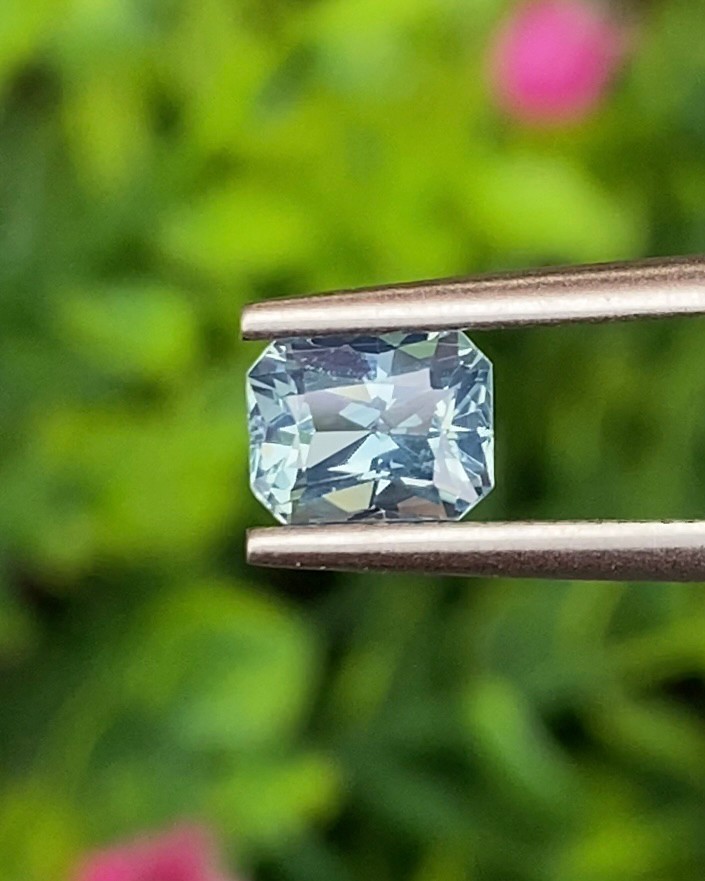 พลอย เพทาย (Zircon) 0.94 กะรัต (Cts.) พลอยแท้ อัญมณีมงคลประจําวันเกิด เครื่องประดับพลอย