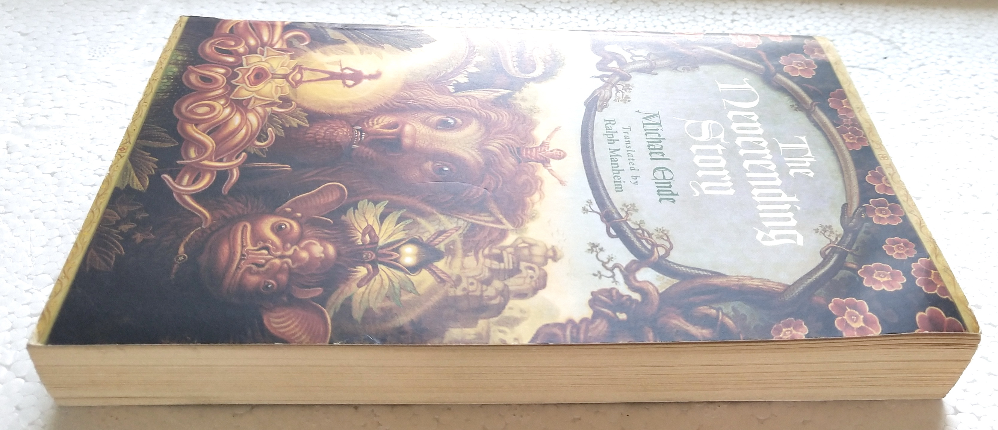 หนังสือนิยายฉบับภาษาอังกฤษ**มีตำหนิตามภาพ "The Neverending Story" โดย Michael Gnde แปลโดย Ralph Manheim ภาพโดย Roswitha Quadflieg