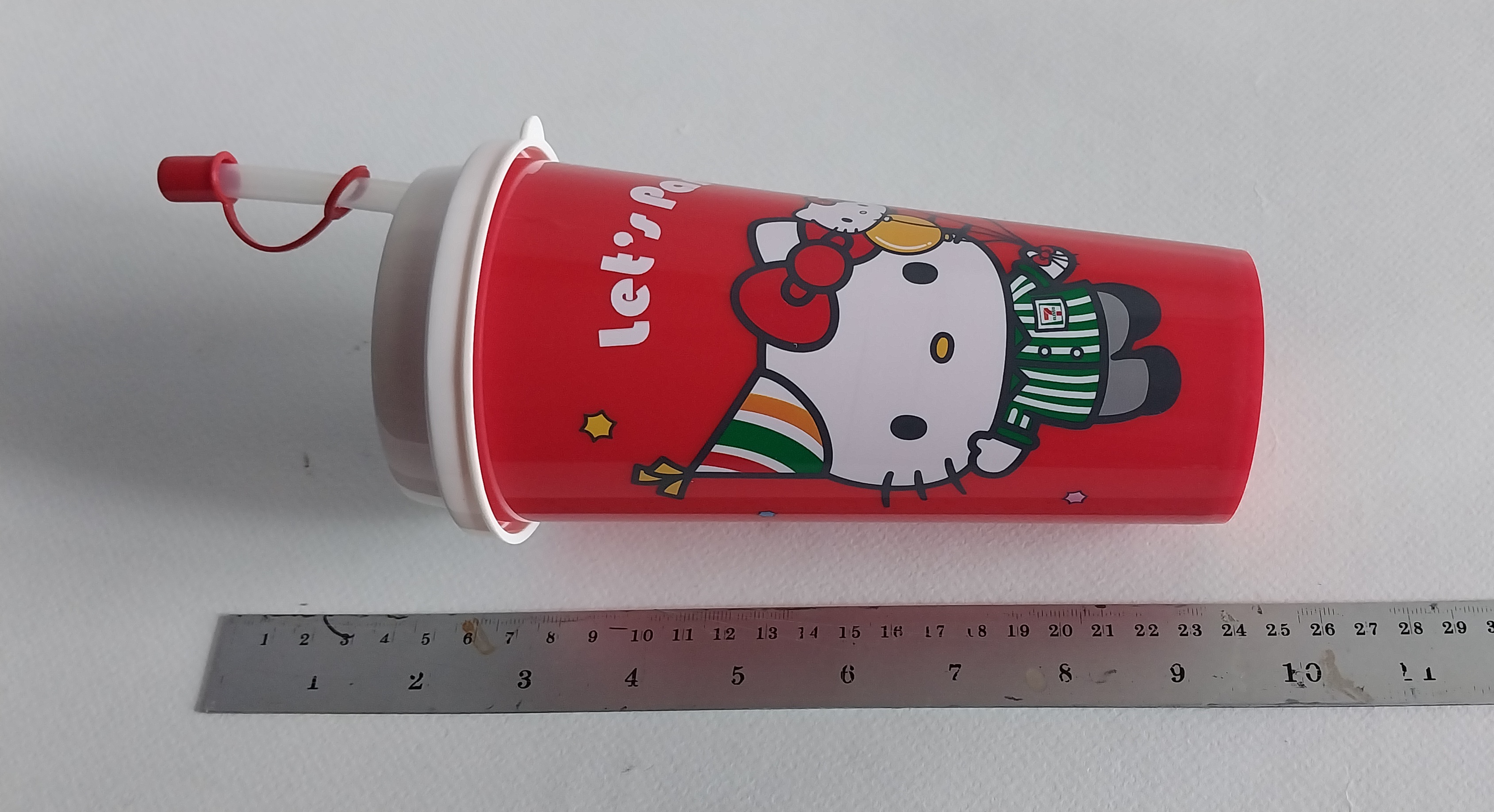 แก้วน้ำอัดลม ขนาดประมาณ 18 ออนซ์ ของสะสมจาก 7-11 Sanrio Collection สีแดง-ขาว ลายเฮลโหล คิตตี้ Hello Kitty