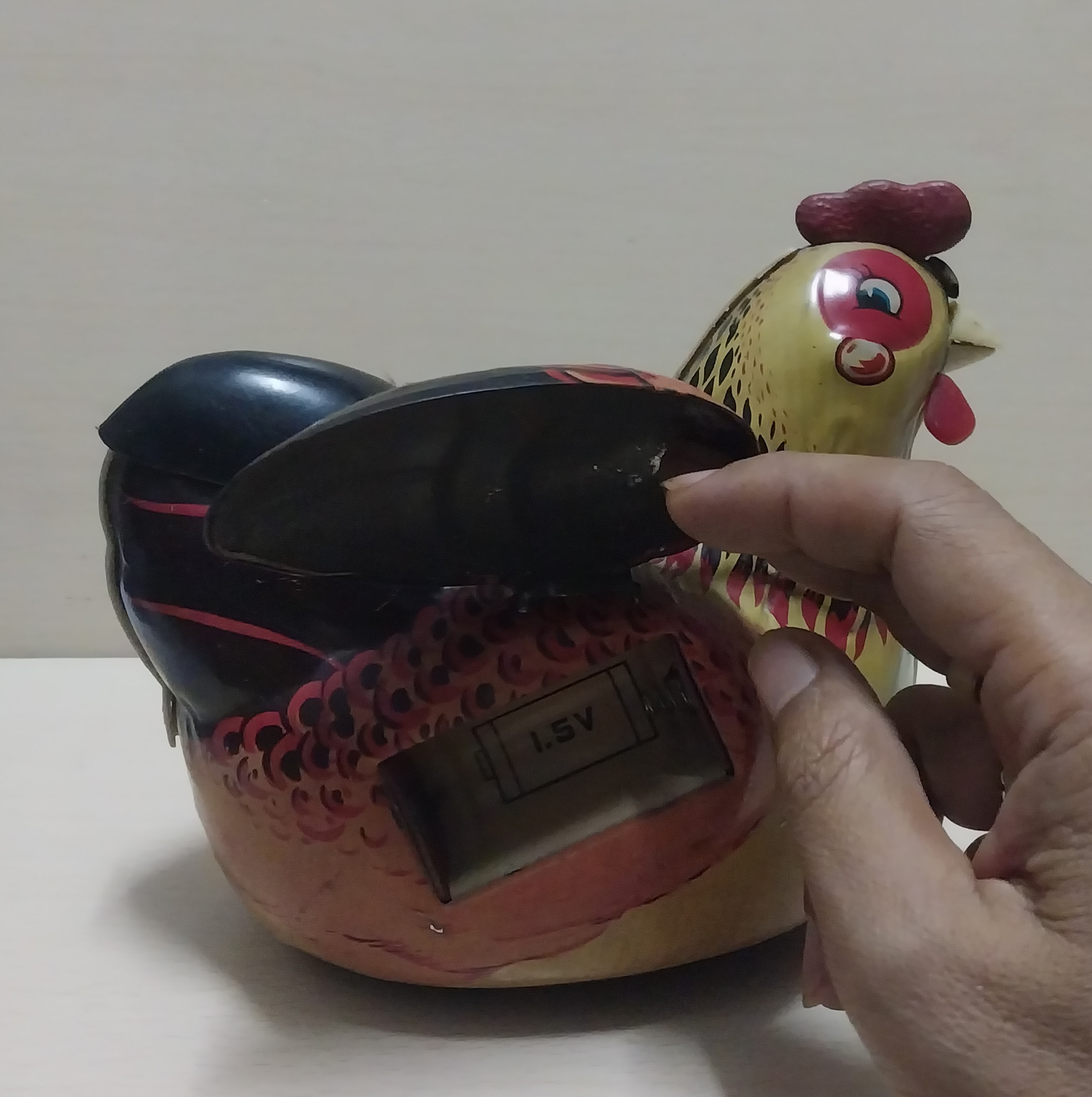 มีหลายภาพ ,ตุ๊กตาสังกะสีไก่ออกไข่ **ระบบใช้งานไม่ได้ สำหรับสะสมเท่านั้น