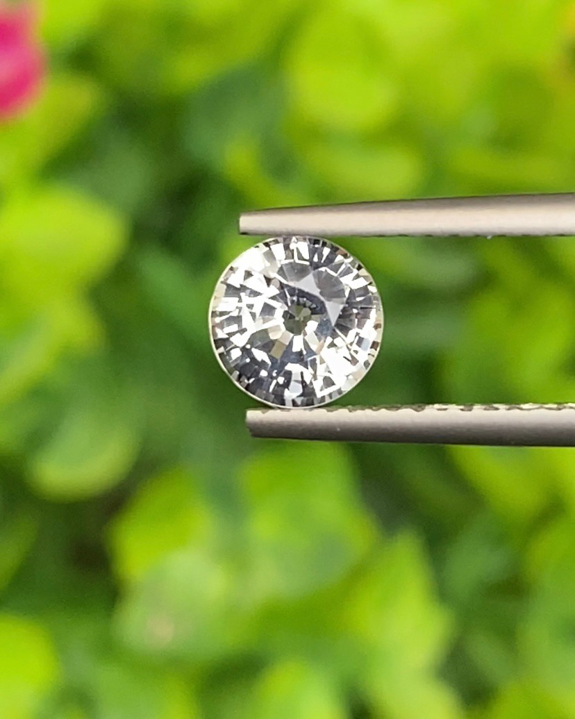 พลอย ไวท์ แซฟไฟร์ (White/Colorless Sapphire) 1.21 กะรัต Cts. ดิบ Unheated พร้อมใบเซอร์ (พลอยฝากขาย) พลอยแท้ อัญมณีมงคลประจําวันเกิด เครื่องประดับพลอย