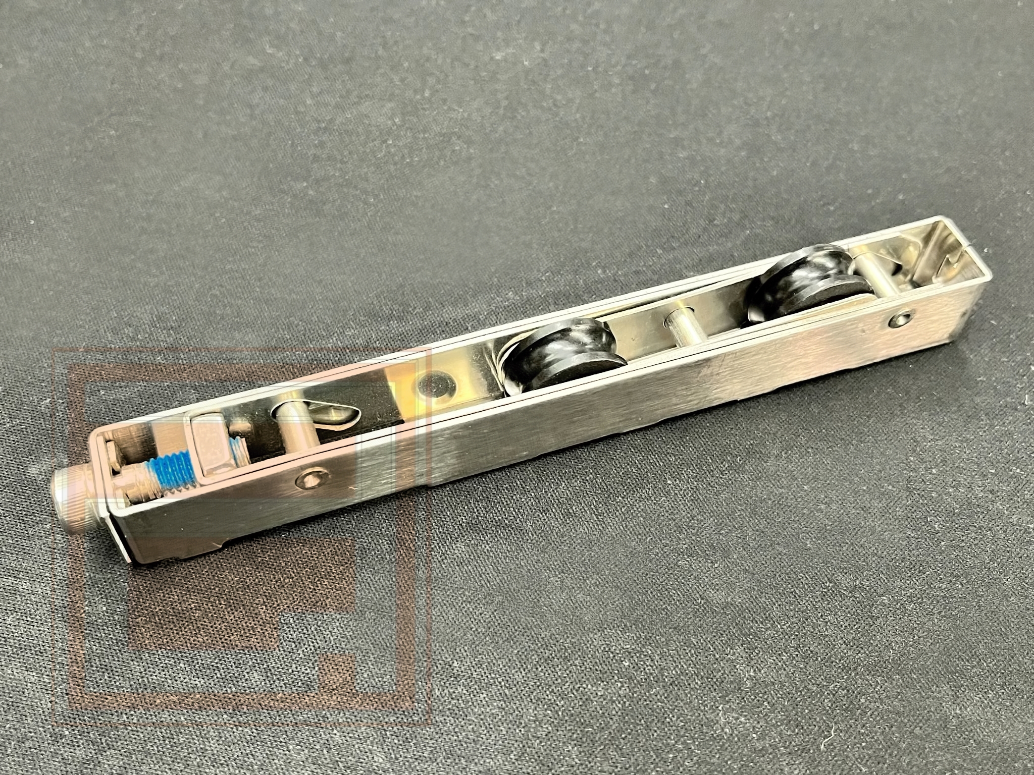 ล้อบานเลื่อนตลับ ล้อดำ (เสื้อสแตนเลส)