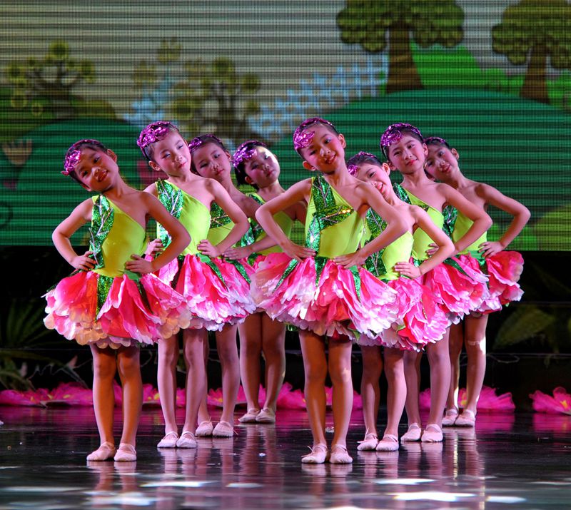 Pre-order ชุดแฟนซี ชุดแสดง ไหล่เดียว ไหล่เฉียง แต่งใบไม้ช่วงอก กระโปรงแต่งเป็นกลีบดอกไม้ สวยงาม