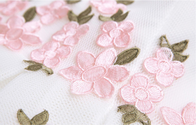 ชุดเจ้าสาวชุดราตรีสั้นแบบไหล่ปาดหน้าสั้นหลังยาวแต่งดอกไม้สวยหวาน (เชือกผูกหลัง)