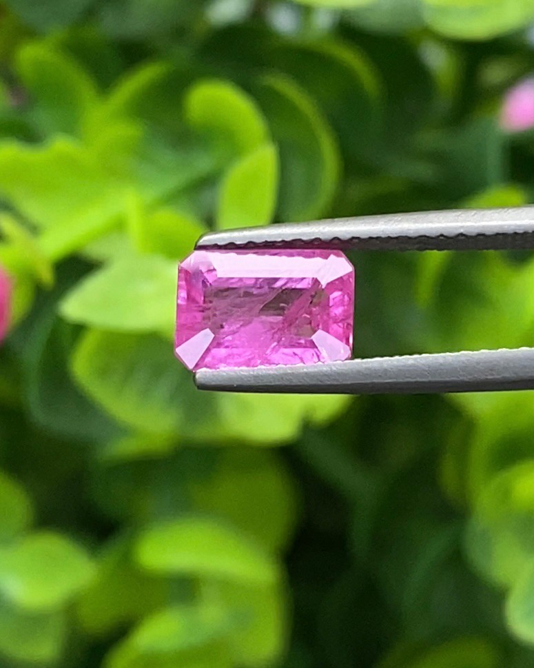 พลอย ชมพู พิ้ง แซฟไฟร์ Pink Sapphire 1.49 กะรัต (Cts.) พลอยแท้ อัญมณีมงคลประจําวันเกิด เครื่องประดับพลอย