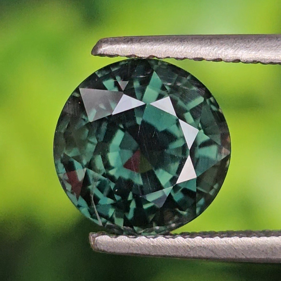 พลอย เขียวส่อง (Green Sapphire) 2.98 กะรัต (Cts.) พลอยแท้ อัญมณีมงคลประจําวันเกิด เครื่องประดับพลอย