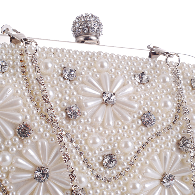 Pre-order กระเป๋าออกงาน Evening Clutch ทรงเปลือกหอย สีขาว แต่งมุกทั้งใบ จุกเปิดหัวเพชรหรู มาพร้อมสายสะพายสั้น/ยาว