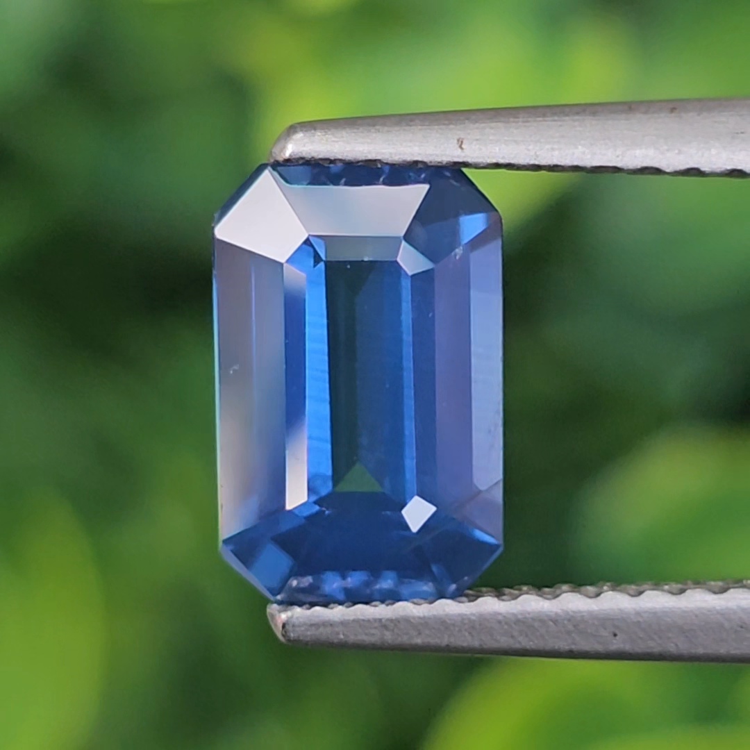 พลอย ไพลิน (Blue Sapphire) 2.11 กะรัต (Cts.) สีพิเศษ คอนฟลาวเวอร์ บลู (Cornflower Blue) พลอยแท้ อัญมณีมงคลประจําวันเกิด เครื่องประดับพลอย