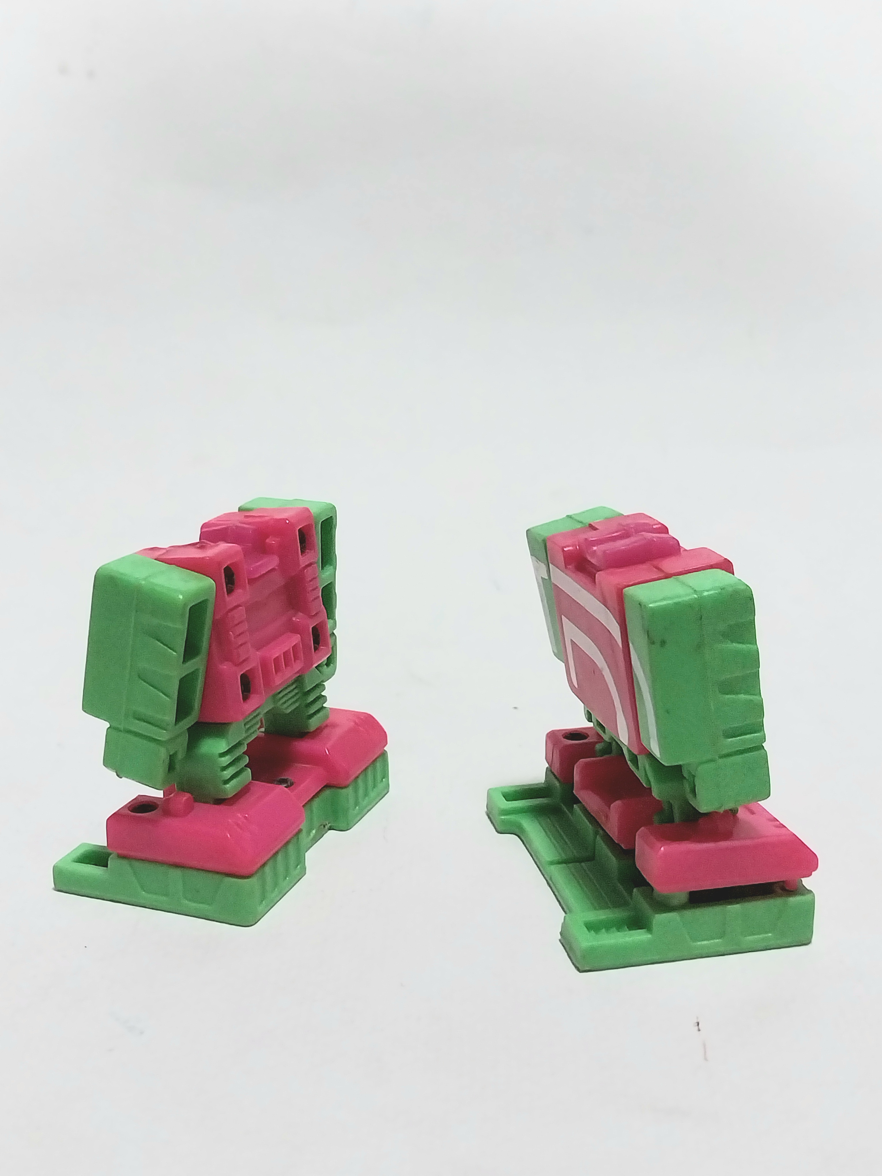 หุ่นยนต์ตัวอักษร PและB ขนาดตามภาพ