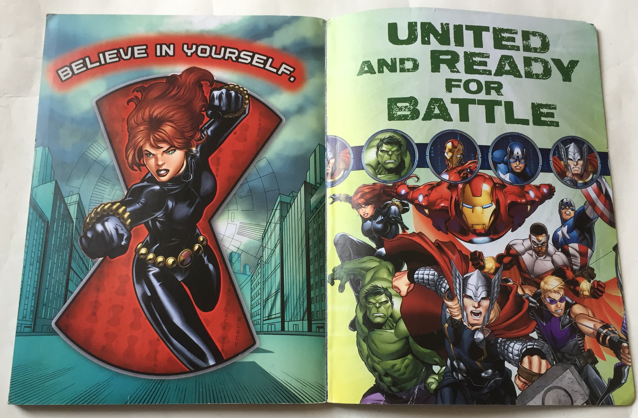 มีหลายภาพ, Marvel Assemble in Action หนังสือภาพการ์ตูนสีทั้งเล่ม Marvel Comic Marvel Poster-A-Page ฉบับภาษาอังกฤษพร้อมโปสเตอร์ในเล่ม