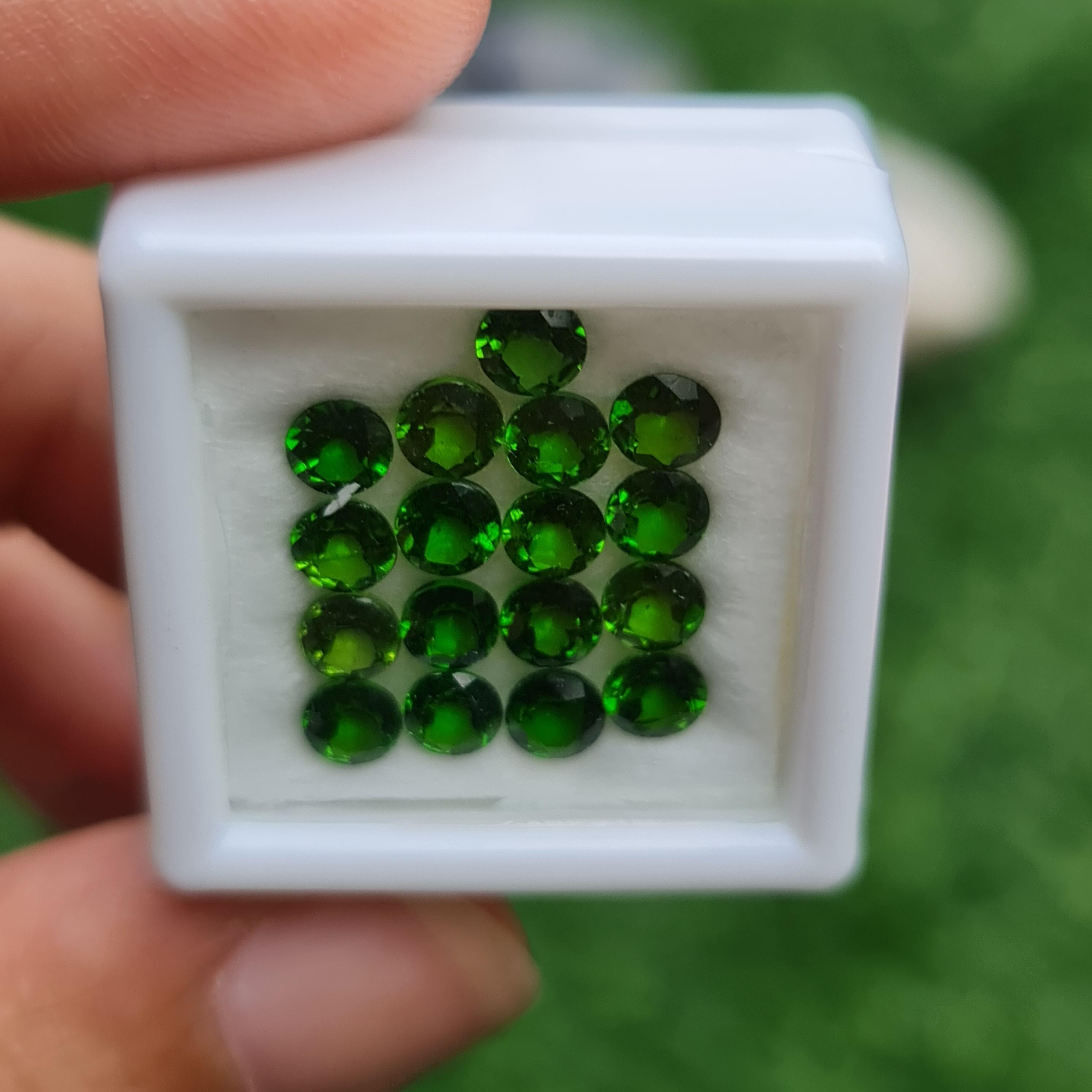 พลอย โครม ไดออพไซด์ Chrome Diopside 4.80 กะรัต (Cts.) 17 เม็ด พลอยแท้ อัญมณีมงคลประจําวันเกิด เครื่องประดับพลอย