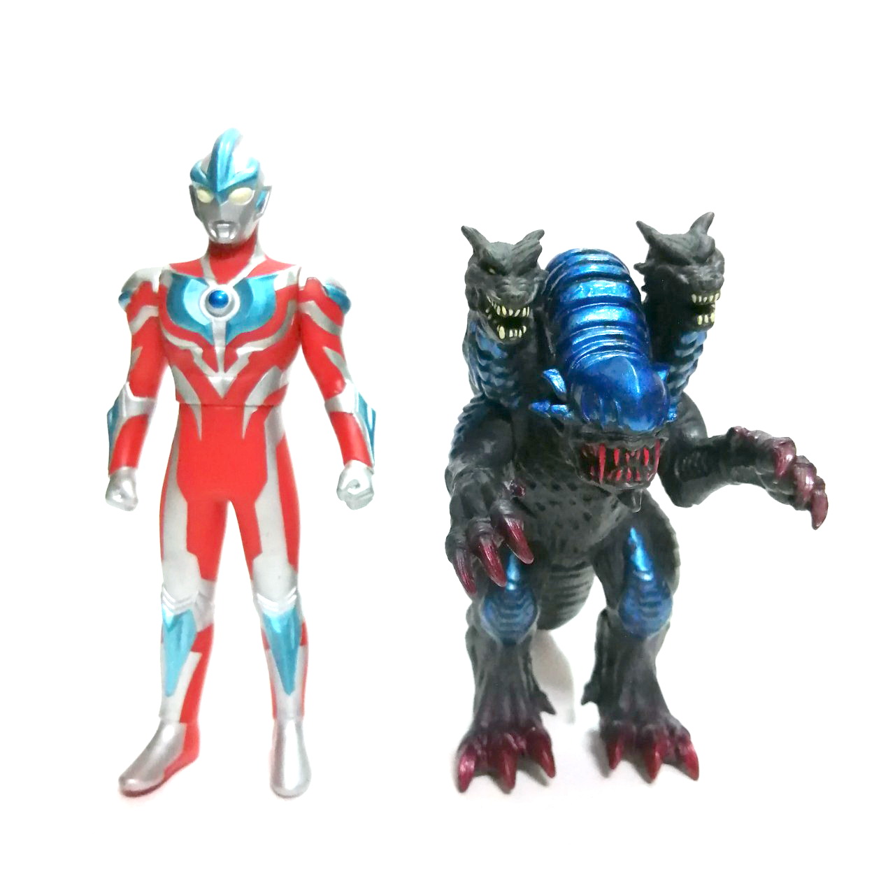 ซอฟ 5นิ้ว สปาร์คดอล อุลตร้าแมน กิงกะ และ สัตว์ประหลาด 3หัว กัลเบรอส(GALBEROS) ศัตรูคู่อาฆาตตัวนี้รุ่นอุลตร้าแมนกิงกะ สติ๊กเกอร์ใต้เท้าอยู่ครบ งานปี 2013 สภาพดี ขายคู่2ตัวไม่แยก