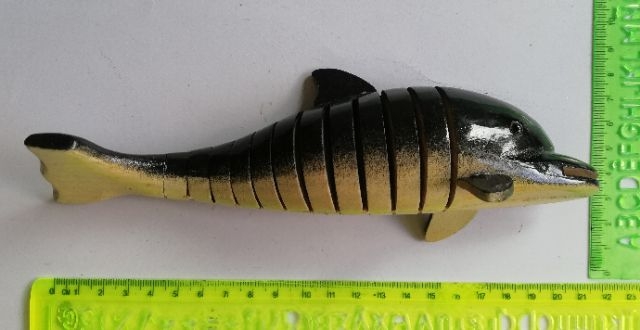 ของเล่นย้อนยุค ปลาโลมาไม้ จับหางเคลื่อนไหวได้ ขนาดตามภาพ