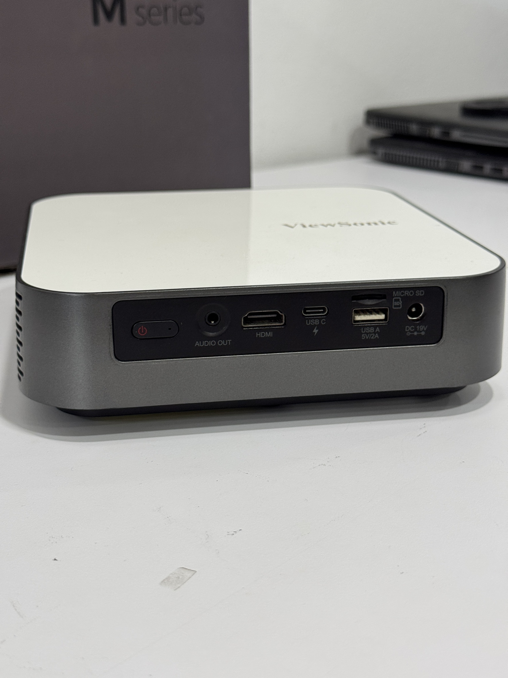 Projector สำหรับพกพา Viewsonie M2e + Adapter + Remote + กระเป๋า