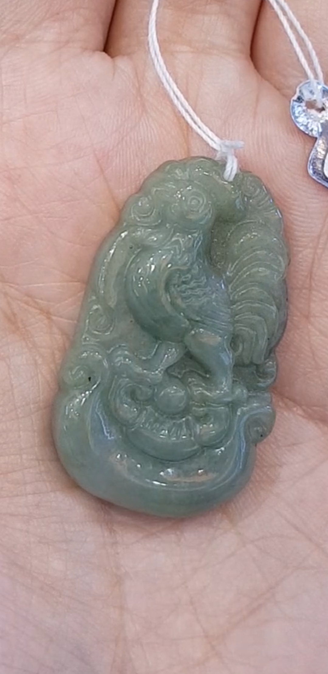 หยก พม่า แท้ Jade จี้หยก (jadeite) แกะสลักรูปไก่ ดิบ ไม่ผ่านการปรับปรุง (Type A) พม่า (Myanmar)