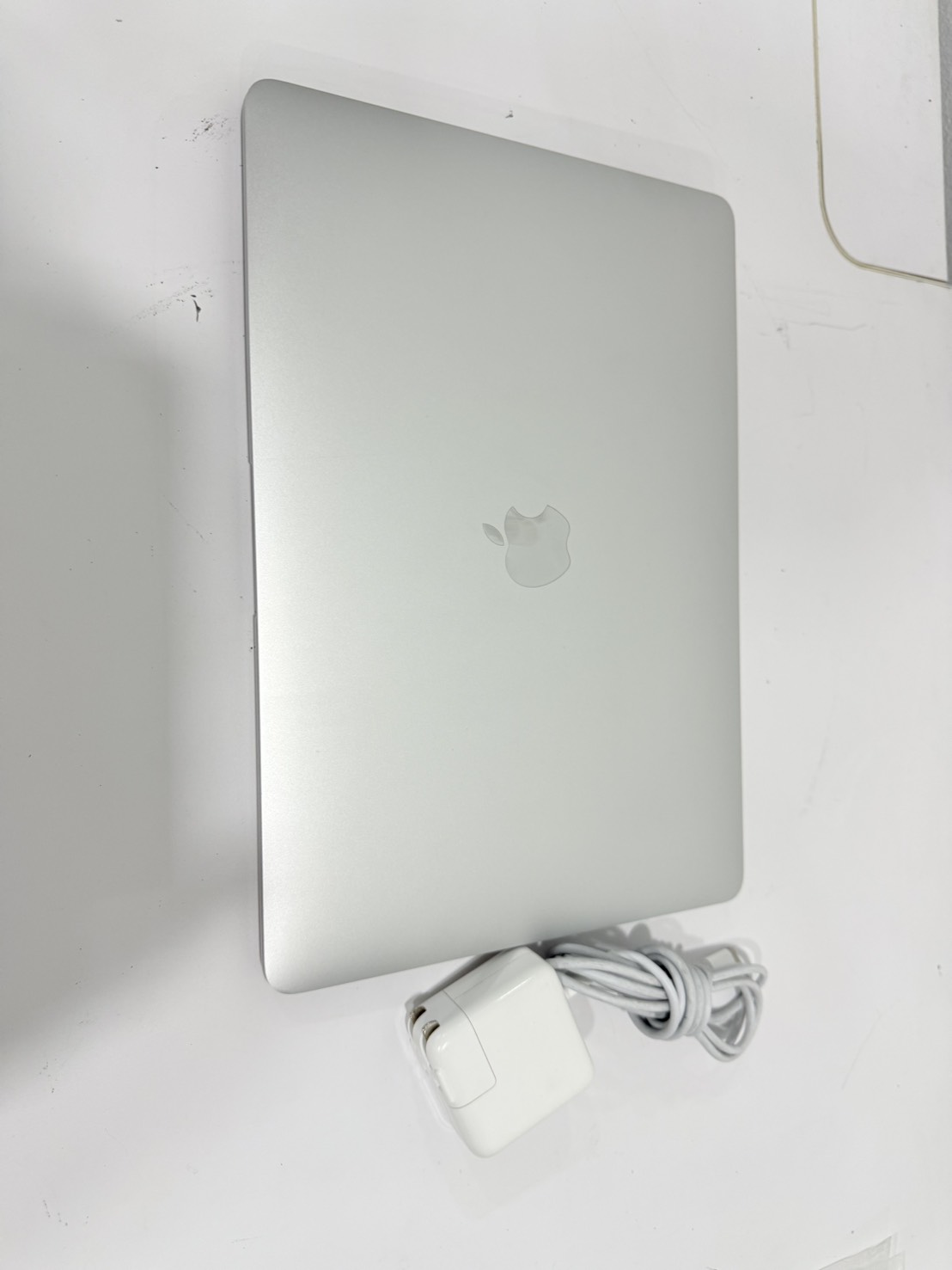 Apple Macbook Air 2020(M1/8GB/256GB)+Adapter จอมีรอยคีย์บอร์ด เครื่องบุบตรงมุมนิดนึง