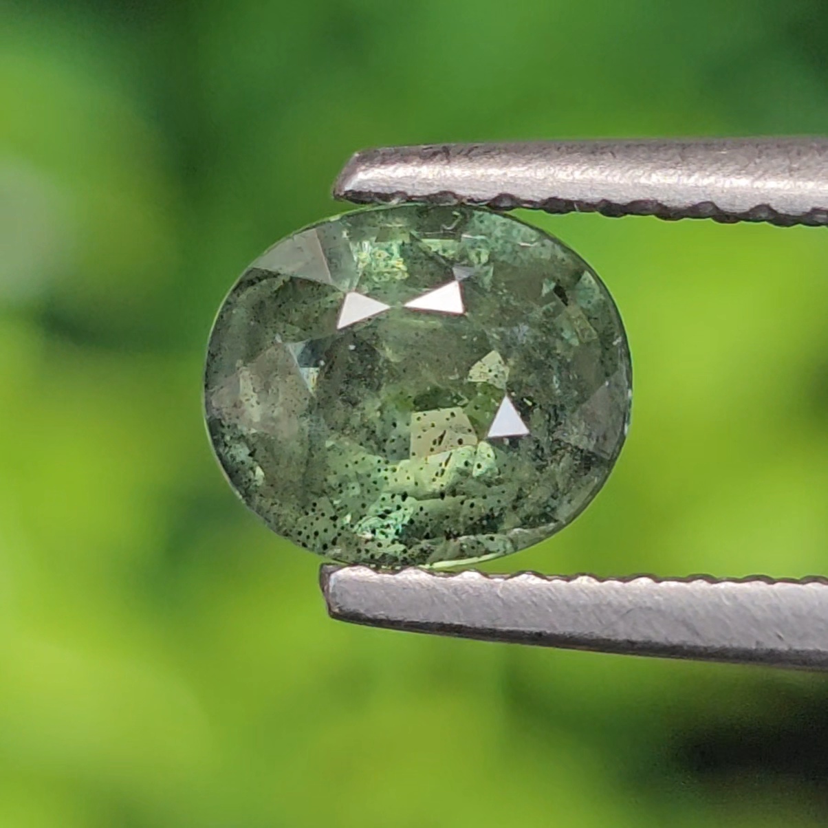 พลอย เขียวส่อง Green Sapphire 1.16 กะรัต (Cts.) พลอยแท้ อัญมณีมงคลประจําวันเกิด เครื่องประดับพลอย