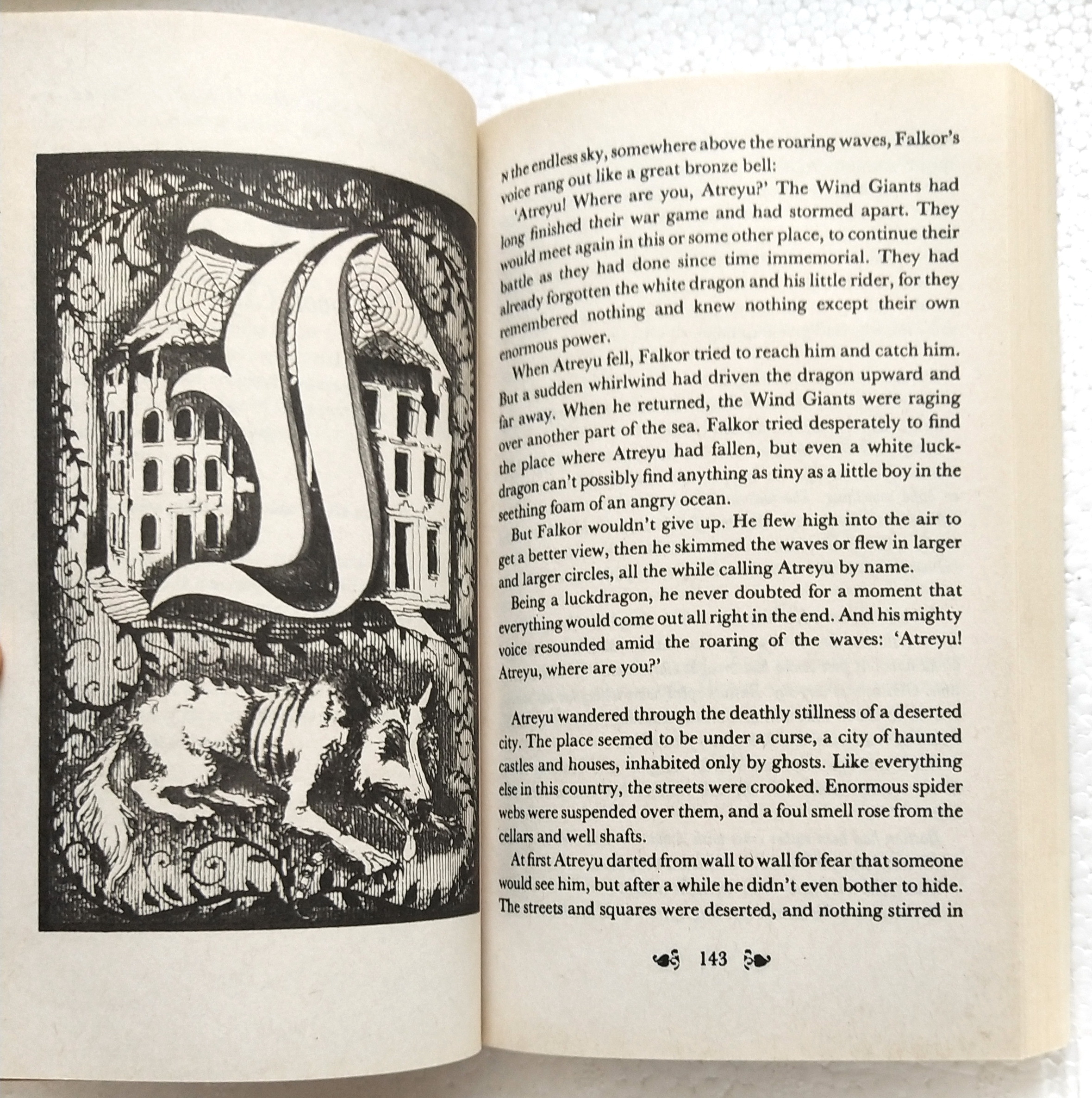 หนังสือนิยายฉบับภาษาอังกฤษ**มีตำหนิตามภาพ "The Neverending Story" โดย Michael Gnde แปลโดย Ralph Manheim ภาพโดย Roswitha Quadflieg