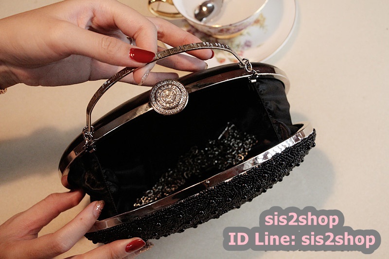 พร้อมส่ง Evening Clutch กระเป๋าออกงาน สีขาว แต่งลูปัดรมดำ จุกปิดสวยหรู ทรงรูปไข่ พร้อมสายสะพายยาว ไม่รวมที่จับถือ