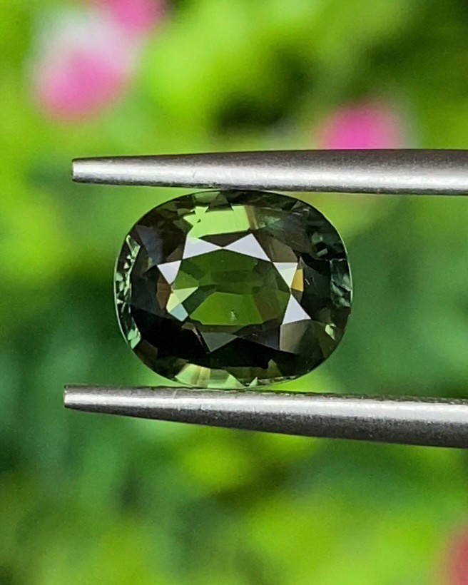 พลอย เขียวส่อง Green Sapphire 1.66 กะรัต (Cts.) ดิบ Unheated พร้อมใบเซอร์ พลอยแท้ อัญมณีมงคลประจําวันเกิด เครื่องประดับพลอย