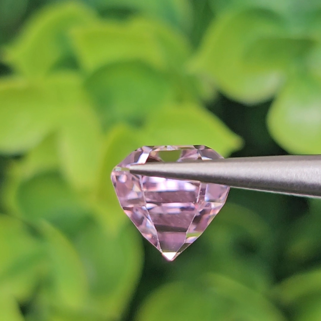 พลอย คุนไซท์ Kunzite 12.18 กะรัต (Cts.) พลอยแท้อัญมณีมงคล ประจําวันเกิด เครื่องประดับพลอย