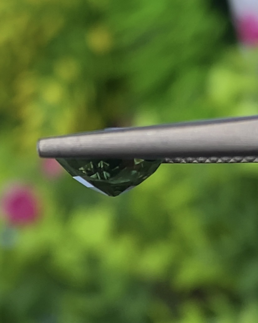 พลอย เขียวส่อง (Bluish Green Sapphire) 2.22 กะรัต (Cts.) พลอยแท้ อัญมณีมงคลประจําวันเกิด เครื่องประดับพลอย