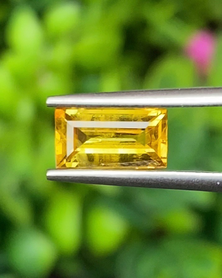 พลอย บุษราคัม yellow sapphire 1.37 กะรัต (Cts.) พลอยแท้ อัญมณีมงคลประจําวันเกิด เครื่องประดับพลอย