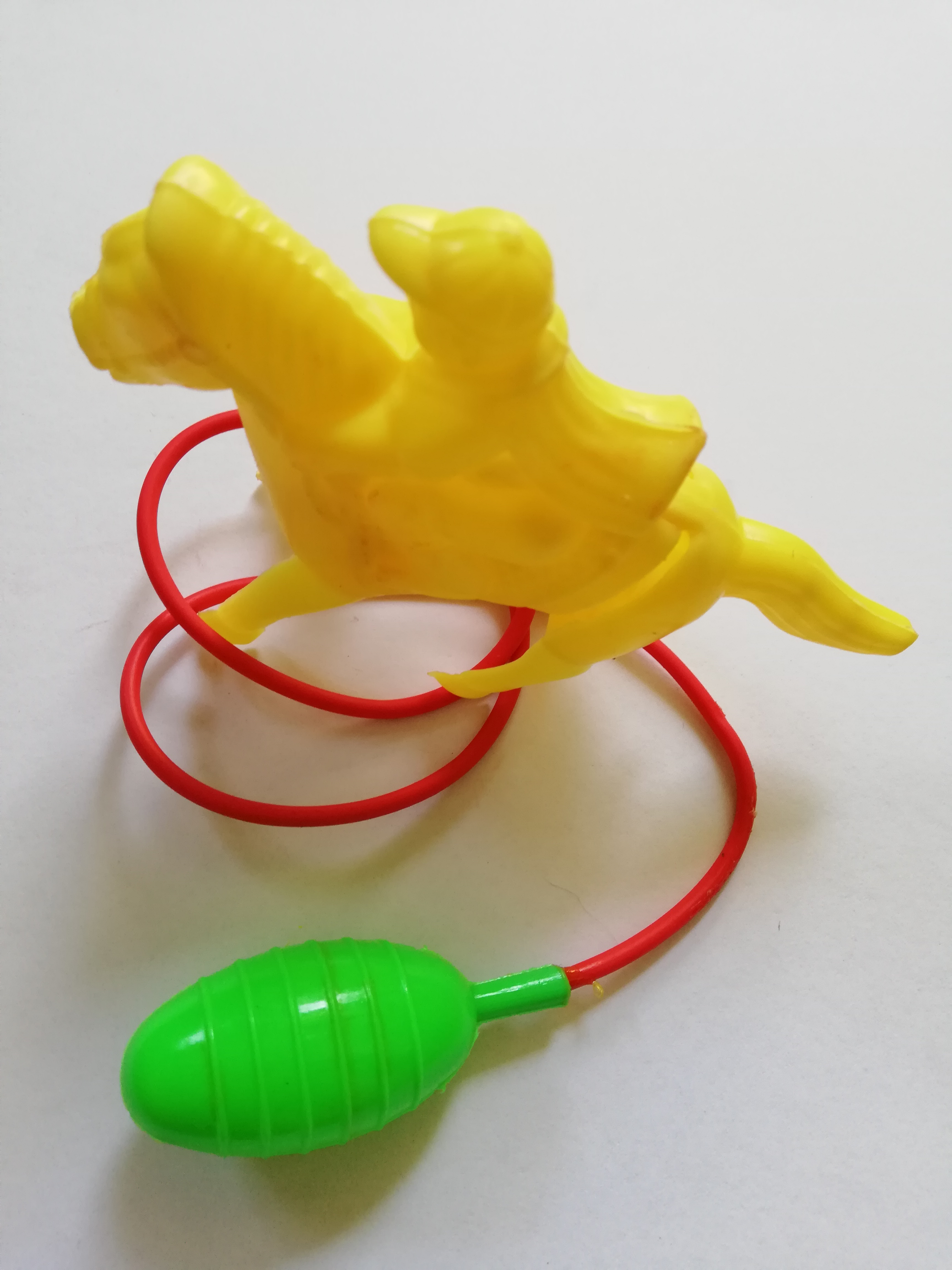 ของเล่นพลาสติกรุ่นเก่า จ๊อกกี้ขี่ม้าสีเหลือง พร้อมสายบีบเพื่ออัดลมเข้าให้ขาหลังถีบออก