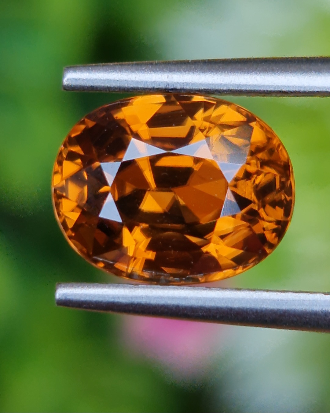 พลอย เพทาย (Zircon) 4.02 กะรัต (Cts.) ดิบ (Unheated) พลอยแท้ อัญมณีมงคลประจําวันเกิด เครื่องประดับพลอย