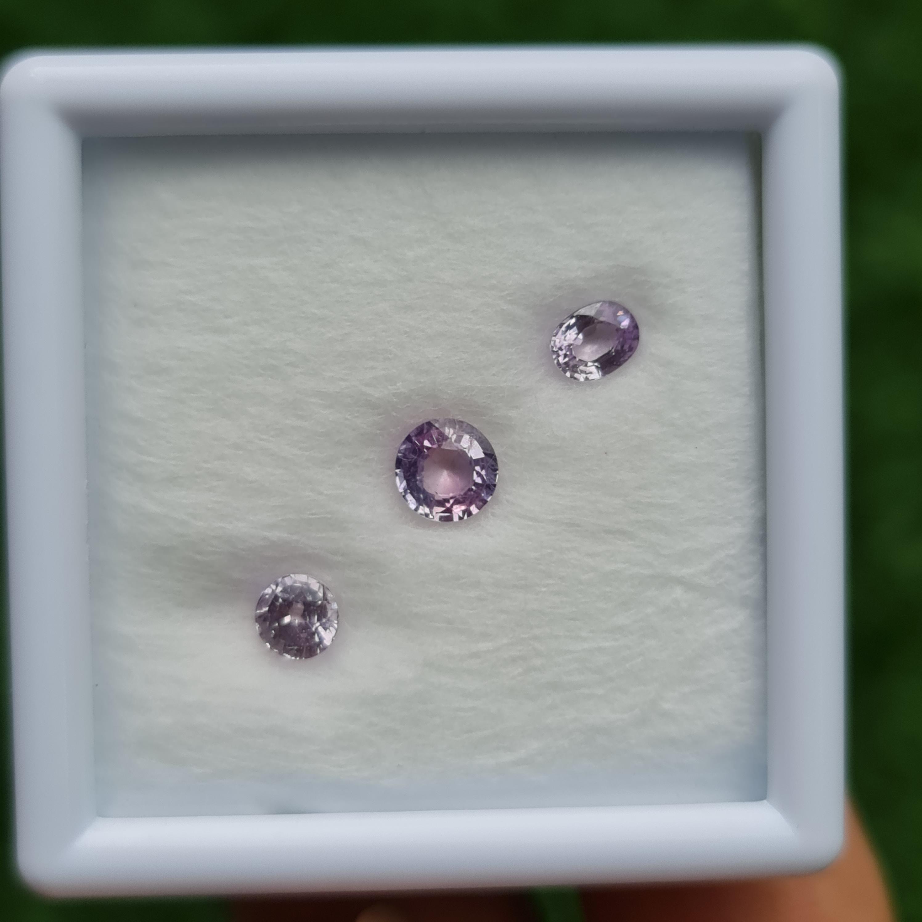 พลอย เพอเพิล แซฟไฟร์ Purple Sapphire ดิบ Unheated 1.36 กะรัต (Cts.) 3 เม็ด พลอยแท้ อัญมณีมงคลประจําวันเกิด เครื่องประดับพลอย