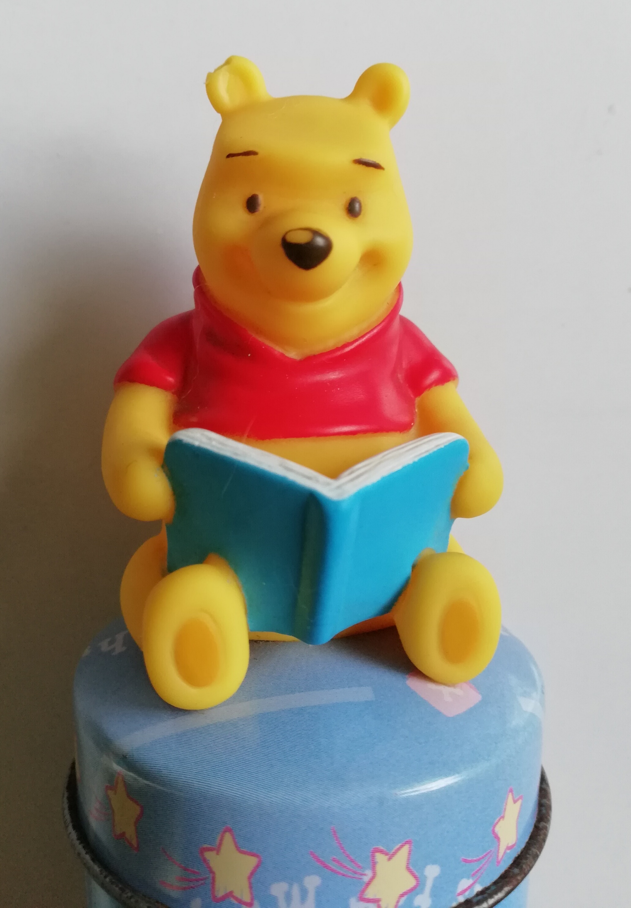 ของสะสมหมีพูห์ กระป๋องสังกะสีมีฝาปิด สีฟ้าลายหมี พูห์ พร้อมท๊อปเปอร์หมีพูห์ Winnie the Pooh เก่าเก็บตามสภาพ** มีตำหนิ โปรดตรวจสอบทุกภาพ