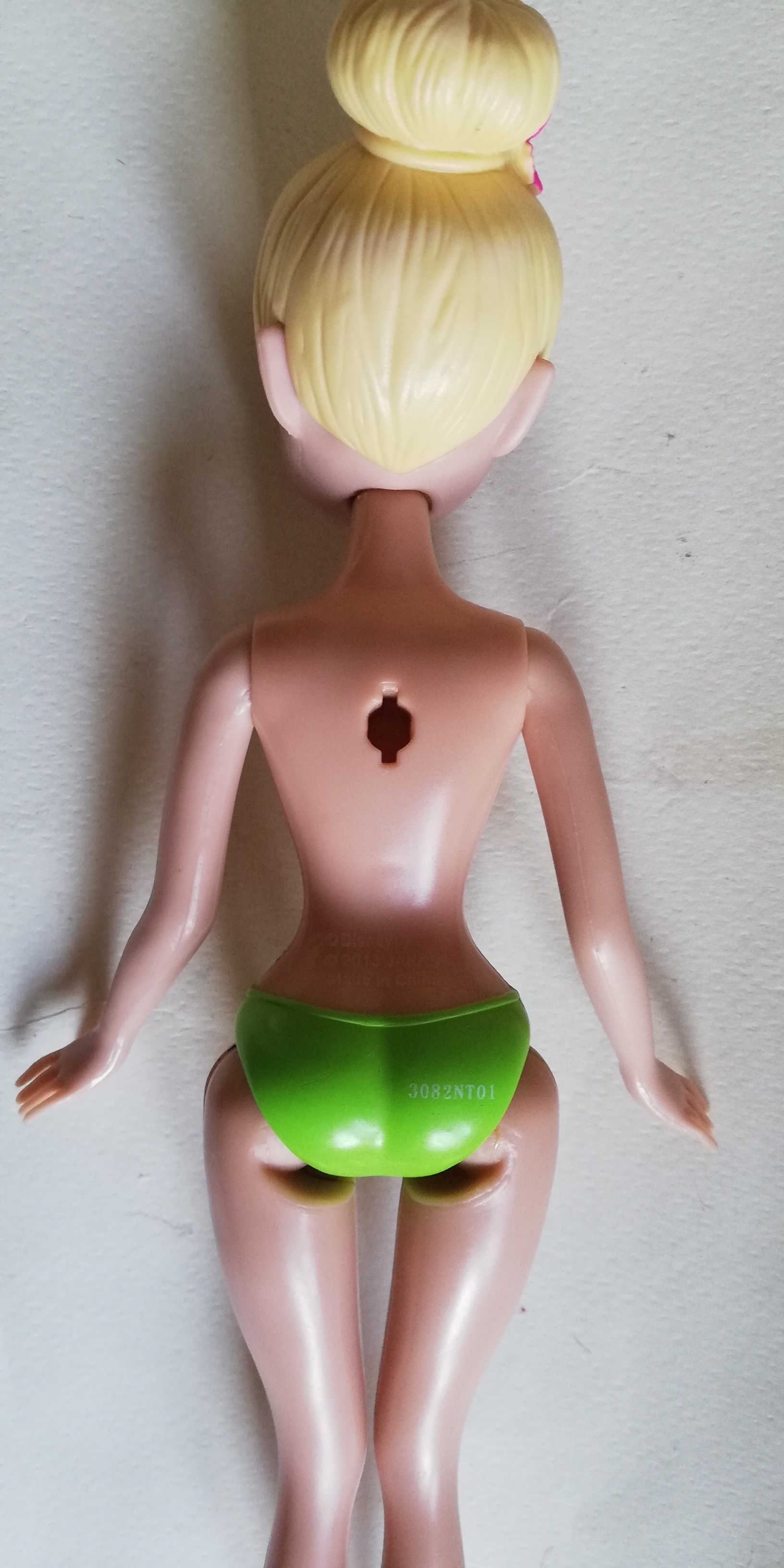 มีหลายภาพค่ะ, ตุ๊กตา ทิงเกอร์เบลล์ จากดิสนีย์*** ปีกไม่ได้มากับตัว, ไม่ได้มีรองเท้า มีของตามภาพ ขาแน่นมาก ***งอแทบไม่ได้ พร้อมชุด เป็นยางสีเขียวถอดออกได้ตามภาพ, ขาแข็ง พับงอไม่ได้