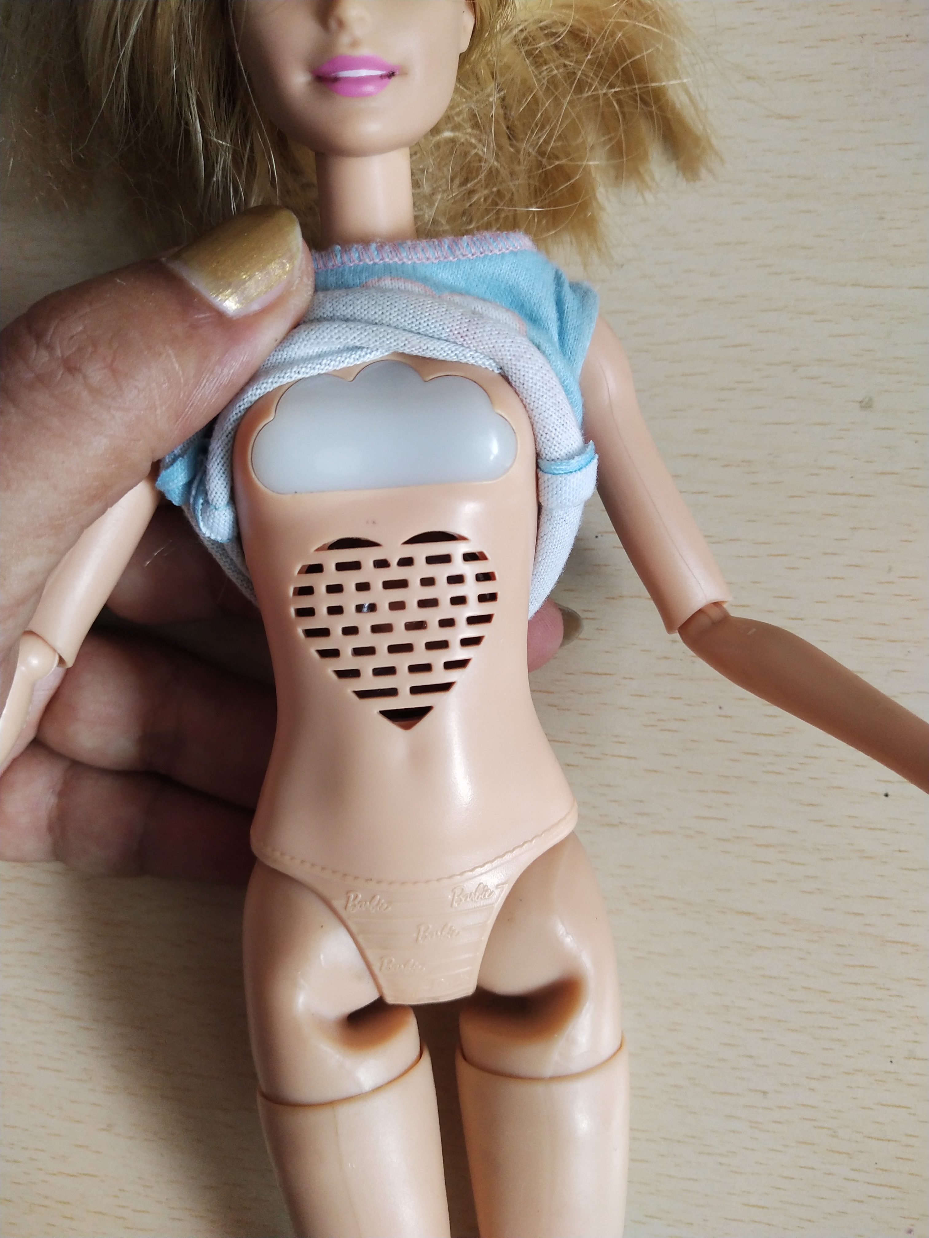 มีหลายภาพ คอมีรอยบิ่นเล็กน้อย แต่ไม่ทำให้คอโยกหรือหลวม ตามภาพ,ไม่ส่งผลต่อการโยกคลอน -ไม่หลวม ปกติ,,ไม่รวมฐาน,ตุ๊กตาบาร์บี้รุ่นโยคะมีเครื่อง แต่ระบบไฟไม่ทำงาน made_to_move มี ข้อต่อทั้งตัว Mattel China 2019 ไม่มีส่วนหลวม