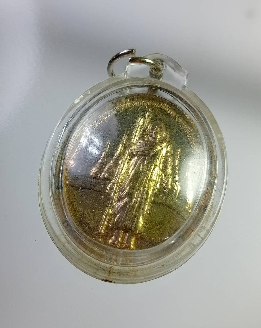 A7356 เหรียญหลวงปู่แหวนถือไม้เท้า หลังหลวงปู่อินทร์คำ วัดไชยสถาน เชียงใหม่ ปี2554