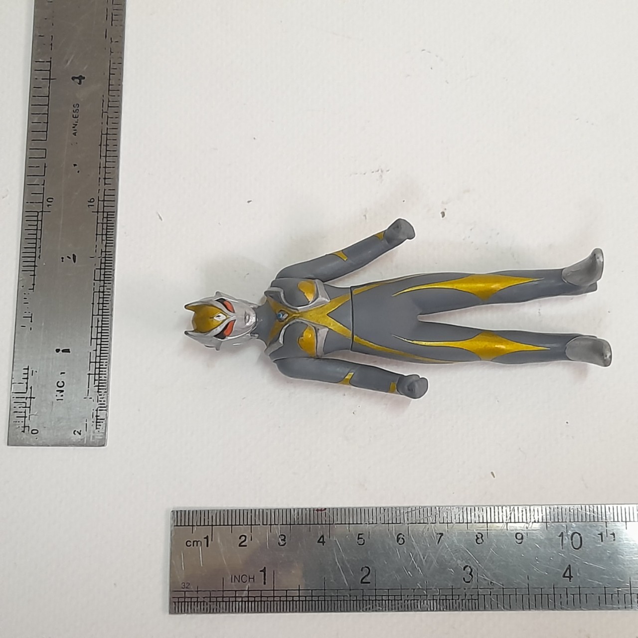 มีหลายภาพ.ซอฟ 3.5-4นิ้ว คามิลล่า จากอุลตร้าแมนทีก้า มือสองสภาพดี มีรอยบ้าง