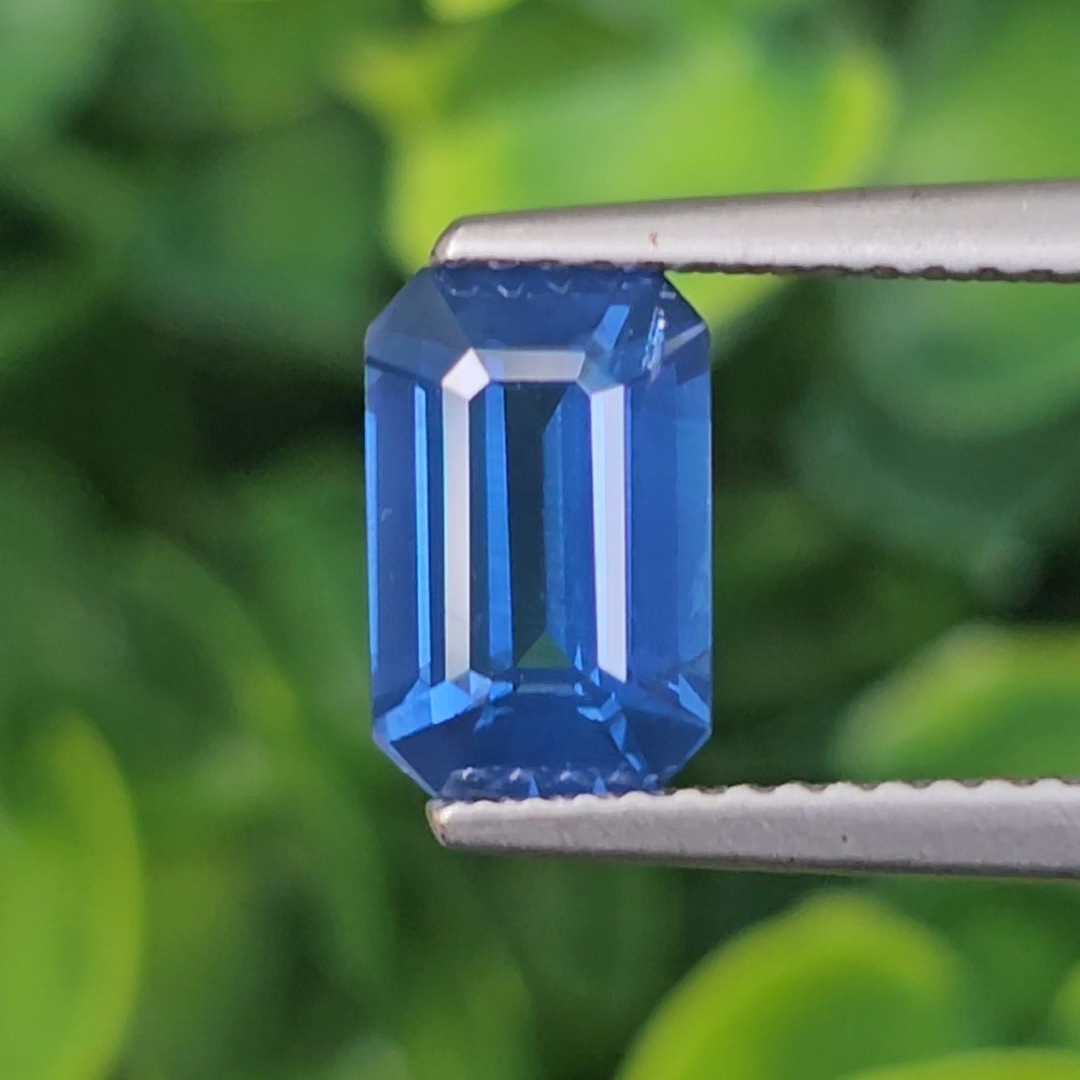 พลอย ไพลิน (Blue Sapphire) 2.11 กะรัต (Cts.) สีพิเศษ คอนฟลาวเวอร์ บลู (Cornflower Blue) พลอยแท้ อัญมณีมงคลประจําวันเกิด เครื่องประดับพลอย