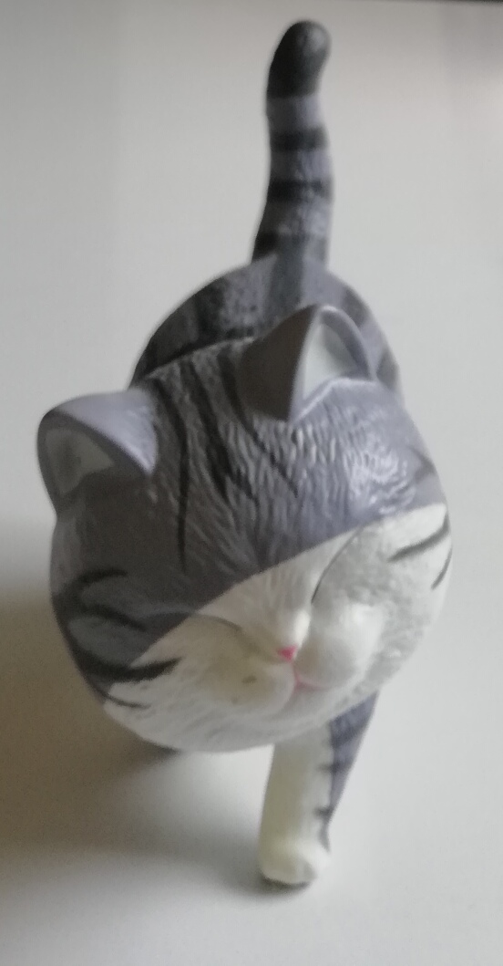 โมเดล "แมวอ้วน Cat Bells" ตัวเทาเข้มลายดำท้องขาว ขนาดตามภาพ