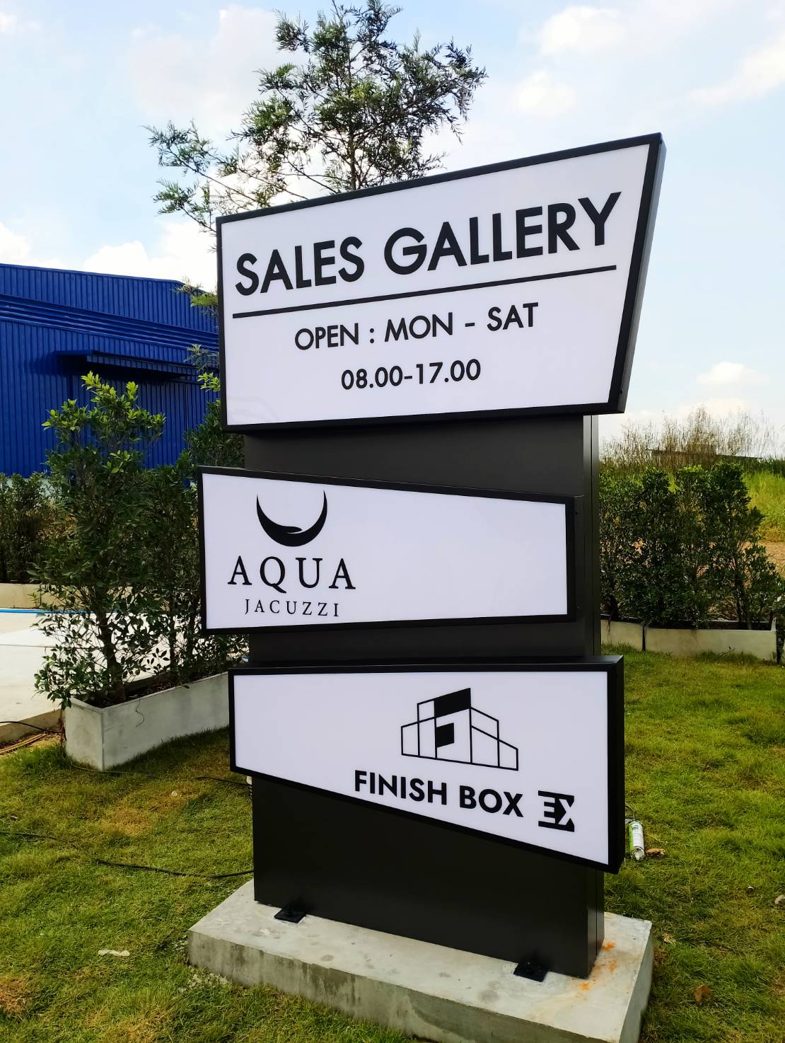 #ป้ายกล่องไฟด้านหลังป้ายพื้นคอมโพสิตยกขอบ